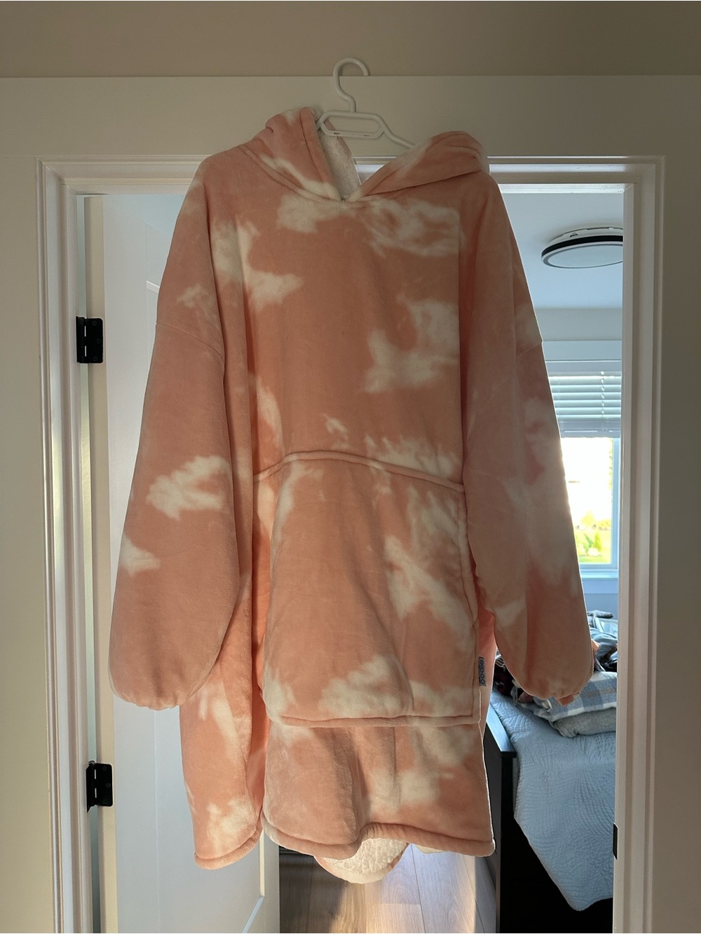 OODIE PINK and White Cloud Plush Hooded Loungewear Pullover